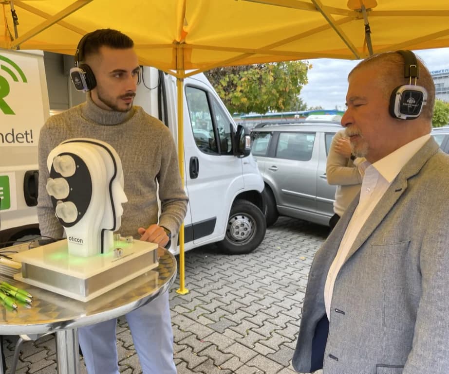 Marijan Maurer führt bei einer mobilen Hörtestaktion einen Hörtest durch