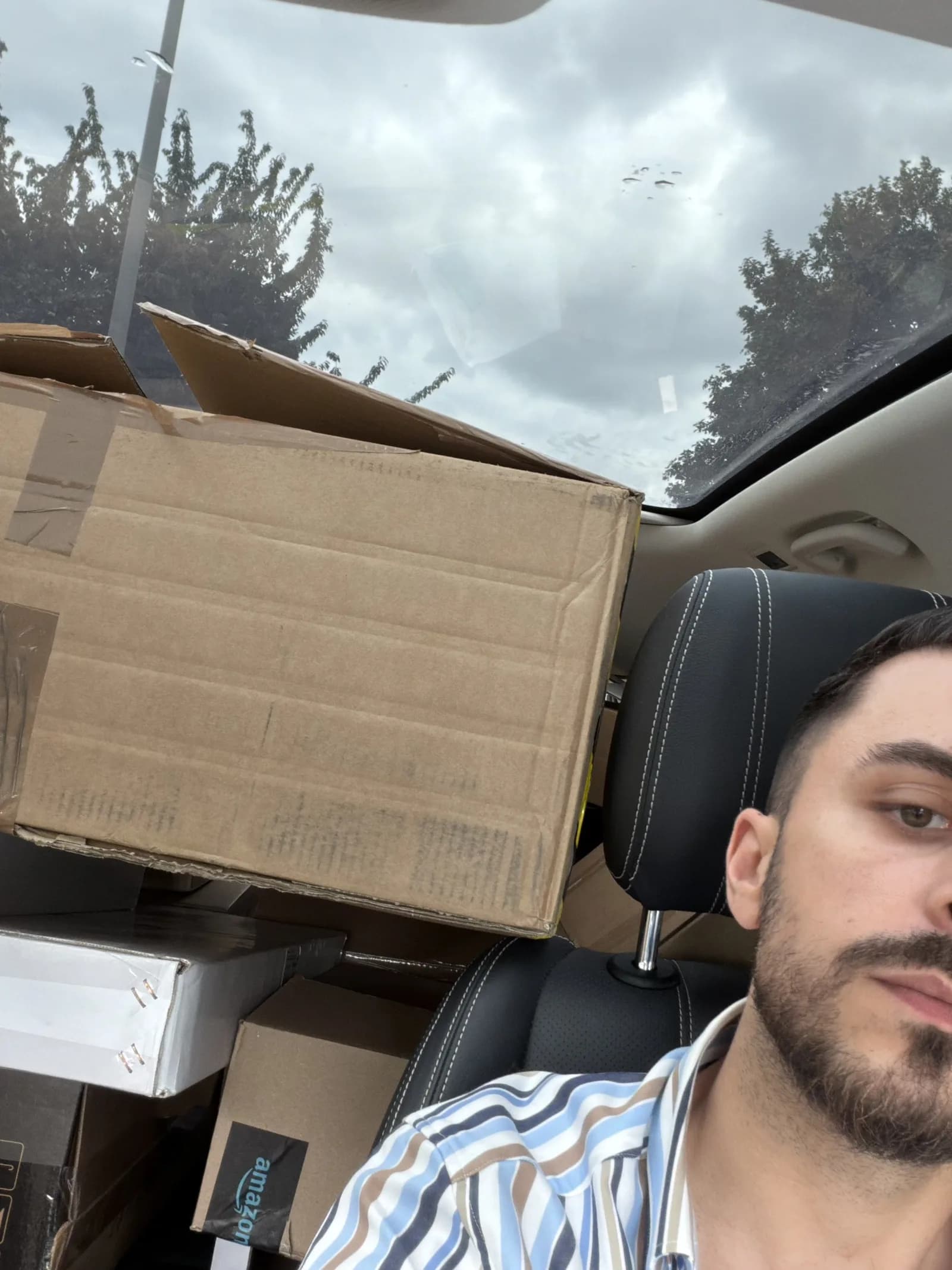 Marijan Maurer im Auto mit Kartons auf dem Weg zur Papierentsorgung