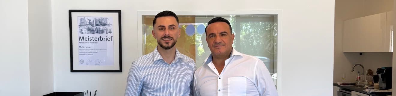 Marijan Maurer und Salvatore Moser im Fachgeschäft neben dem Meisterbrief
