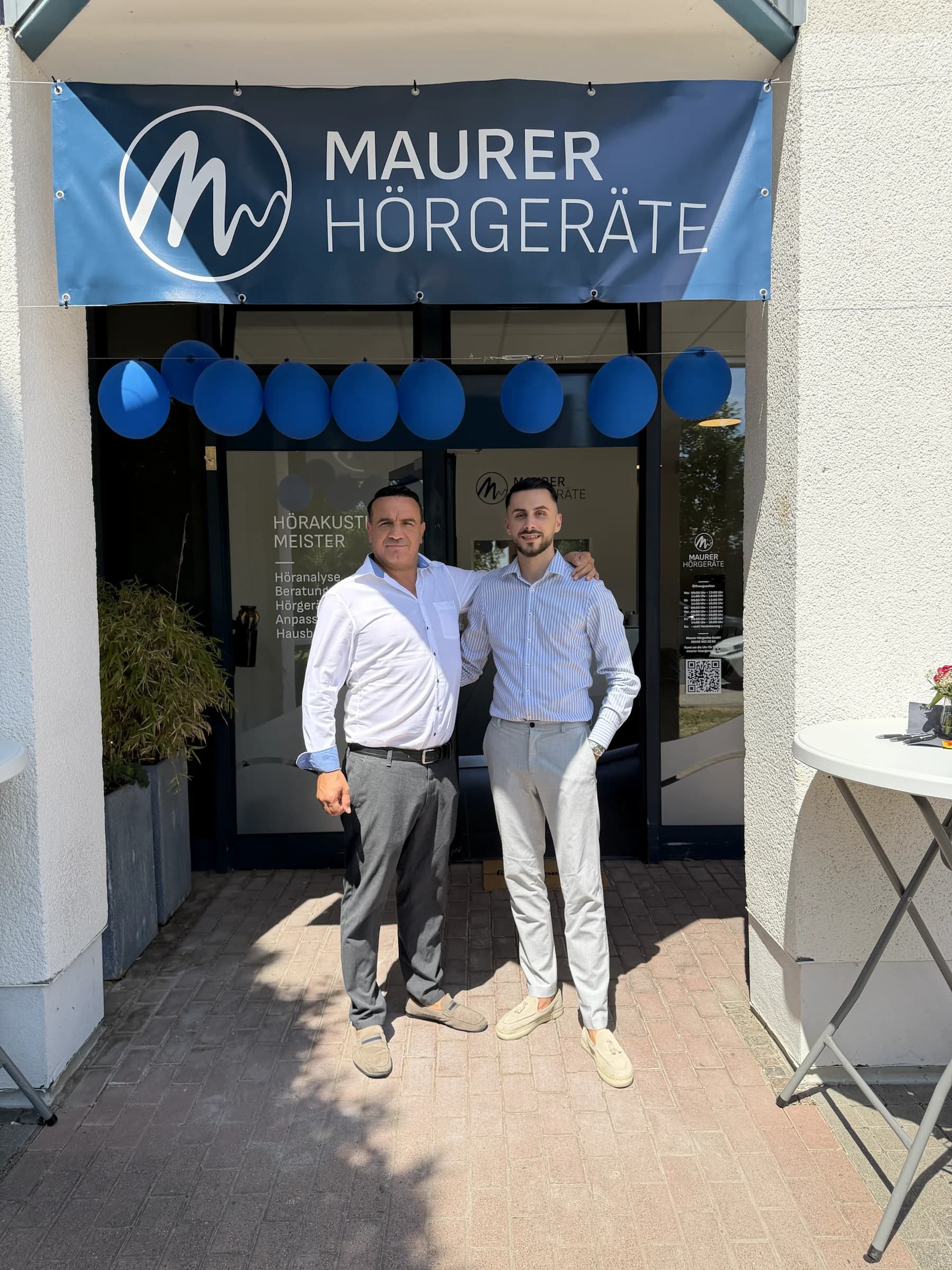Marijan Maurer und Salvatore Moser vor dem eröffneten Fachgeschäft