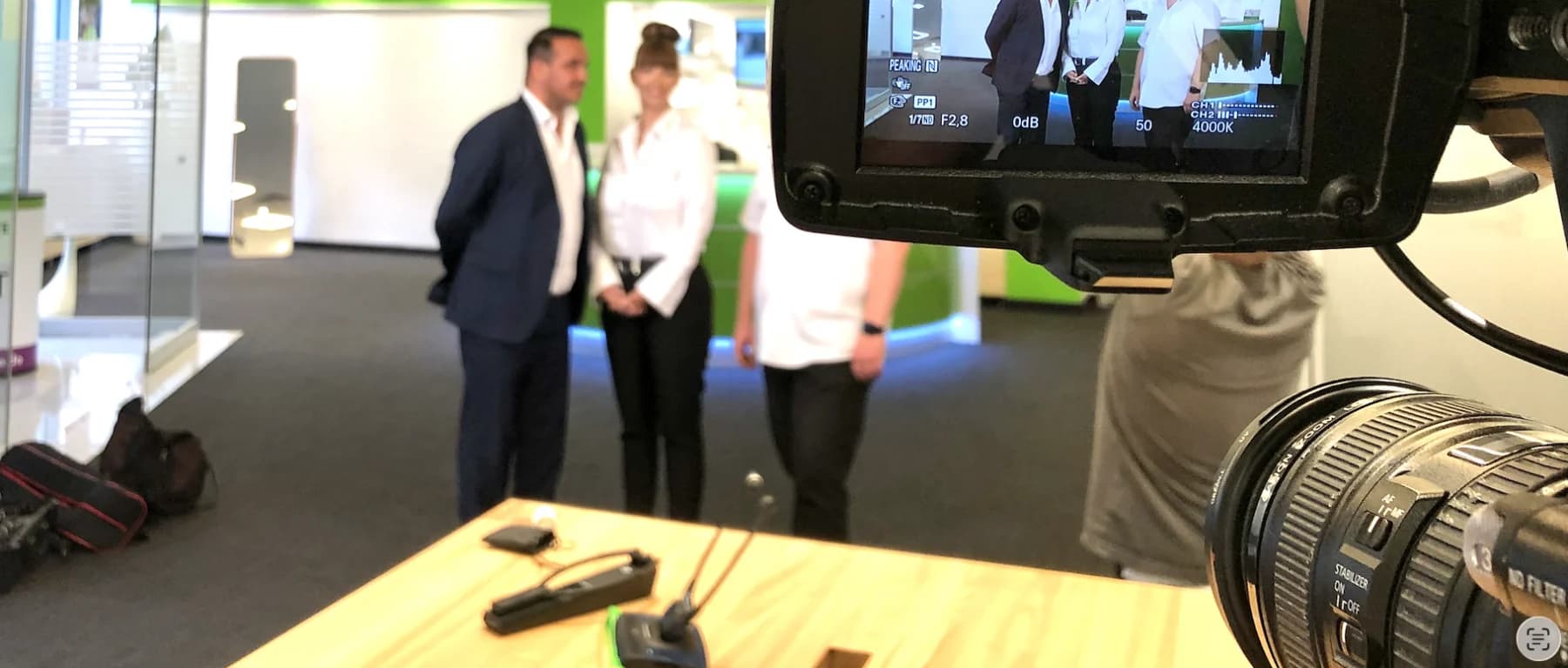 Fernsehaufnahmen in einem von Salvatore Moser aufgebauten Hörakustik-Fachgeschäft